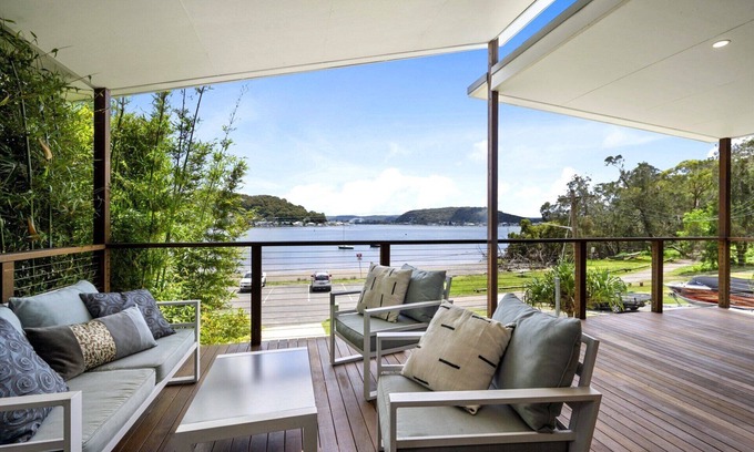 Pretty Beach Central Coast Casa | Luxury Villas Araluen Waterfront Getaway (Walk to the beach)