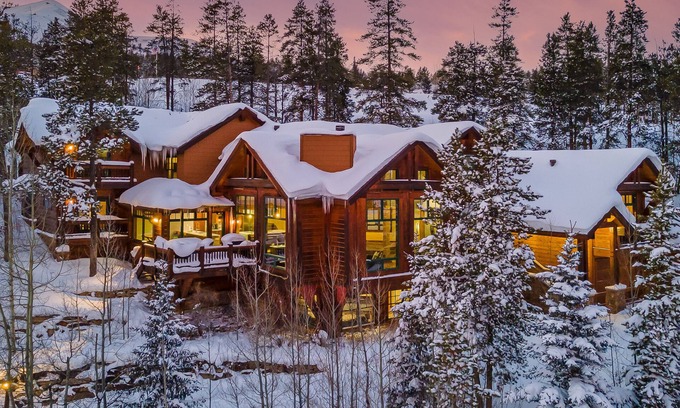 Four O'Clock Casa | Luxury w/Mountain Views + Hot Tub + Ski-in/Ski-out - Majestic Mountain Lodge