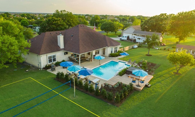 Hutto Casa | Luxury w/Resort Pool+Hot Tub+Game Room+Volleyball
