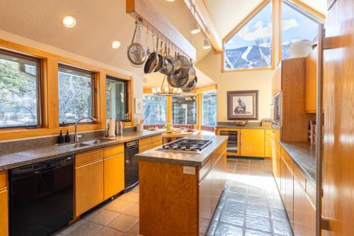 Warm Springs Casa | Luxury Warm Springs Creekfront Home
