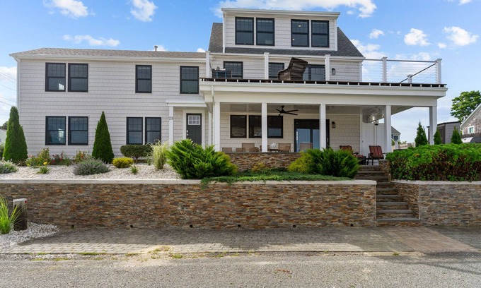 Narragansett Casa | Luxury Water View-Walk to Beach-Central Air 4 Bedroom-Newly Remodeled Sleeps 10