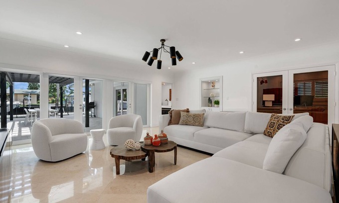 Harbor Beach Casa | Luxury Waterfront Villa! Harbor Beach, 5 min to the beach