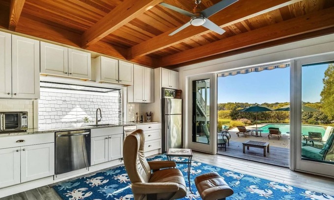 Arundel on the Bay Condominio | Luxury Waterfront home with private pier and guest house