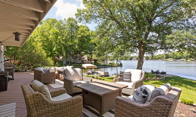 Noblesville Casa | Luxury Waterfront Lakehouse-Views from every bedroom 🦆