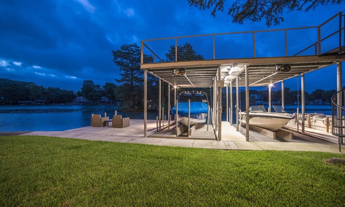 McQueeney Casa | Lakehouse de lujo con voleibol, muelle, fogata, 8 habitaciones