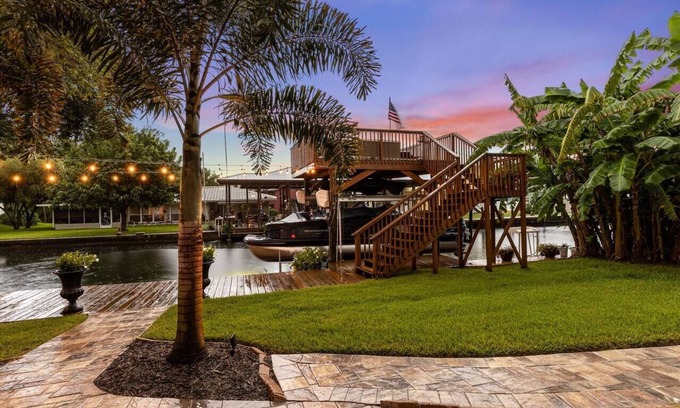 Homosassa Casa | Luxury Waterfront Pool Home w/spa & deep canal