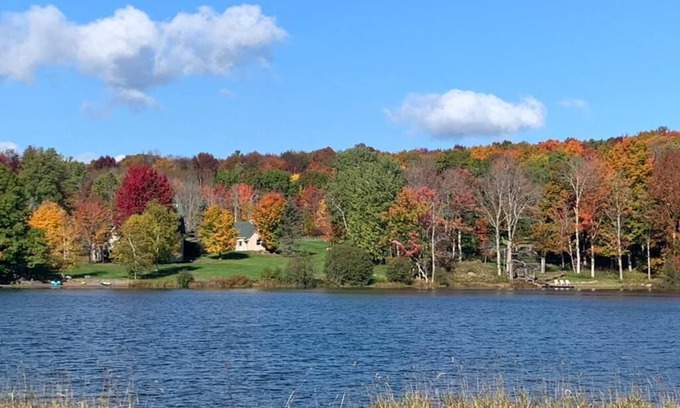 Jewett Casa | Luxury waterfront ski cabin, 4-bedroom house and office, monthly only