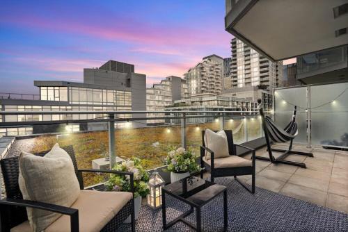Bow Riverfront Apartamento | Luxury Waterfront Suite with City Views and AC