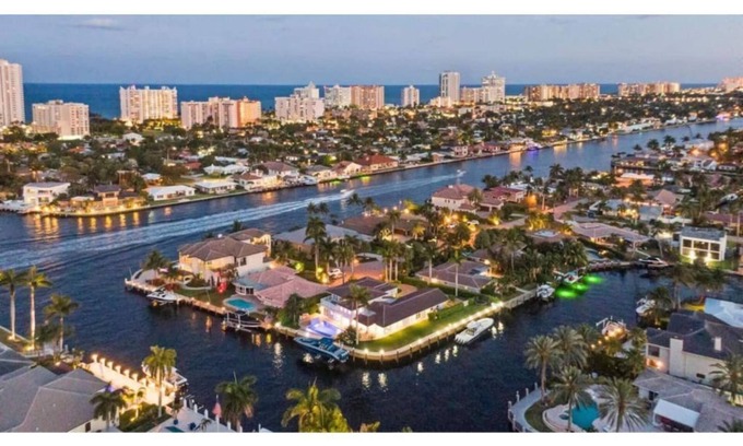 Pompano Isles Casa | "Luxury waterfront mansion with large pool" Near clear water & sandy beaches !