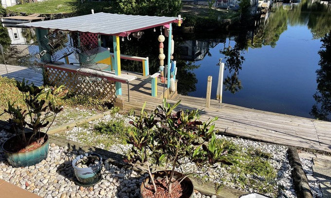 Weeki Wachee Gardens Casa | LUXURY WATERFRONT, KING SUITE & QUEEN SUITE, 3 full bathrooms, kayaks, Weeki