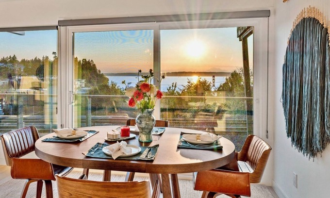 Sunset Hill Condominio | Luxury Waterview Home l Work-Friendly Retreat