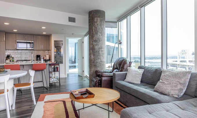 East Village Apartamento | Luxury with Views! Across from Conv Center & PetCo! Heated Pool, Spa and Arcade!