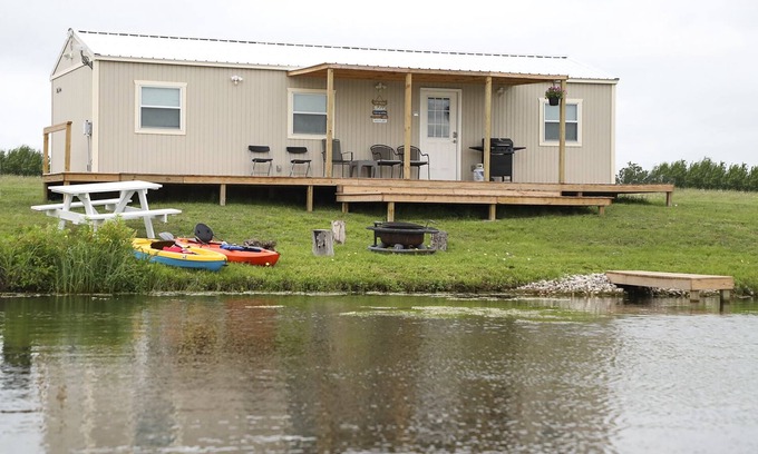 Commerce Cabina | Luxury Wolf Lodge - 2 bedroom - Lakefront.