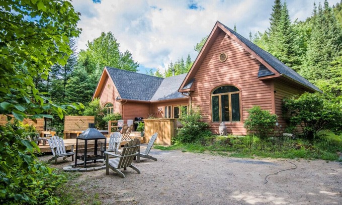 Lac-Superieur Chalet De Esquí | Luxury Wooden Chalet Near Mont-Tremblant – Perfect for Outdoor Adventures & Relaxation