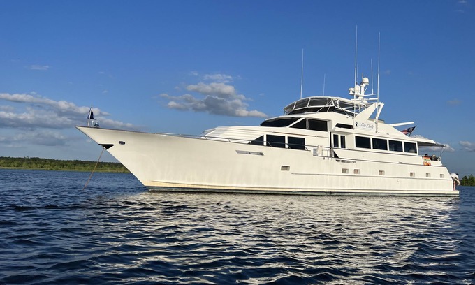Charleston Alquiler De Eote | Luxury Yacht Charter with private stewardess, great views, & strong Wi-Fi.