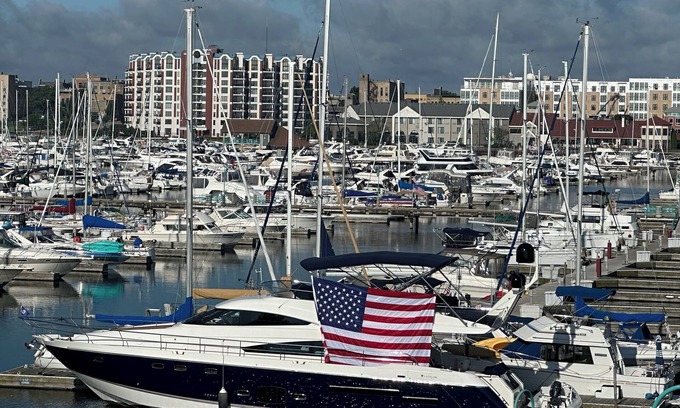 East Town Alquiler De Eote | LUXURY YACHT IN DOWNTOWN MILWAUKEE 3BR, KITCHEN, FLYBRIDGE, AMAZING VIEWS!