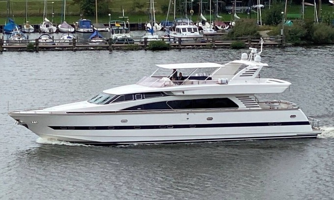 Premià de Mar Alquiler De Eote | Luxury yacht in marina de Badalona. Price for overnight stay in the whole yacht.