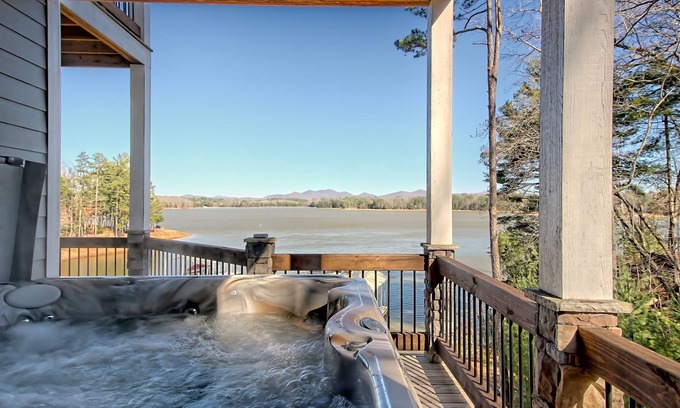Blairsville Casa | Propiedad LuxuryLakefront, muelle doble, parrilla, pontón, bañera de hidromasaje.
