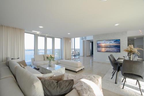 Senec Apartamento | Luxusný Penthouse nad jazerami 230 m2, 2x garáž, WIFI