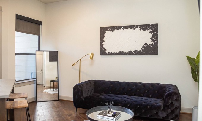The Galleria Apartamento | Luxx Galleria w/King bed + pool views