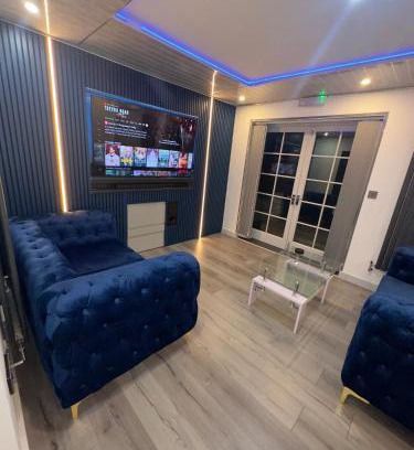 Brunel Apartamento | Luxxe House with Hot tub and Pool table