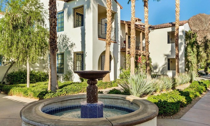 La Quinta Villa | Arriba Retiro Legacy Villas de una habitación con vista a una fuente comunitaria.