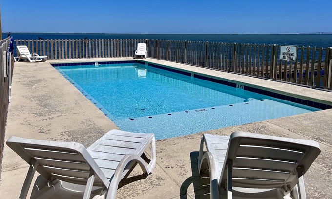 Flour Bluff Casa | Lv113 - Oscars Lodge 3 Bedroom Home by Redawning