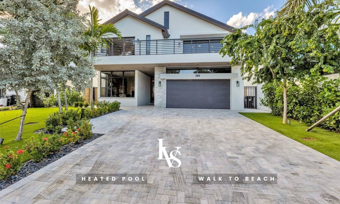 Lauderdale Beach Casa | Casa La Playa- 5 Beds, Walk 2 Beach with Heated Salt Pool