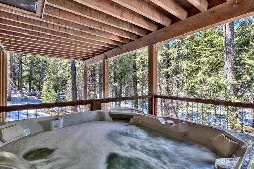 Kingswood Estates Casa | Lx22 Lake Tahoe north shore 4 bed cabin hot tub