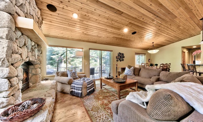 Country Club Estates Casa | LX26 Lake Tahoe 6 bedroom home with Hot Tub Mountain View