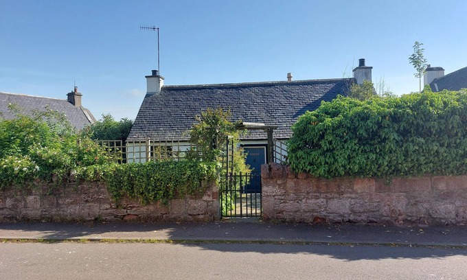 Cromarty Cabaña | LYDIA COTTAGE - CROMARTY, pet friendly, with open fire in Cromarty