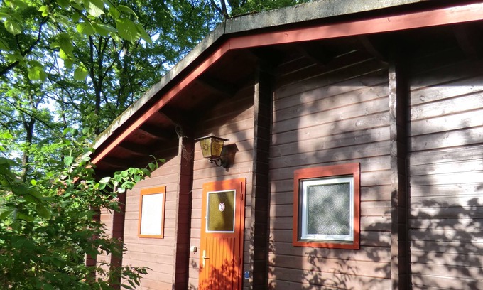 Siemensstadt Casa | Tirado en un día de fiesta península casa en estilo Swiss Cottage