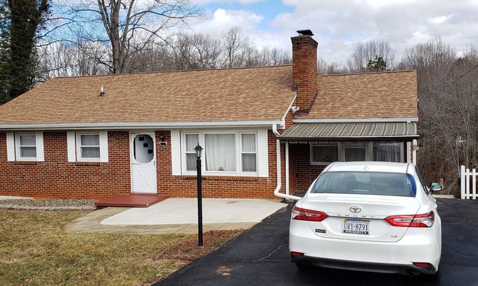 Lynchburg Casa | Lynchburg home -Full Kitchen, Deck, 3 brm/1bath, W/D, WiFi and 1/2 mile to LU