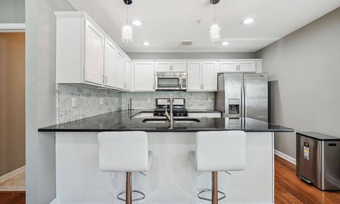Lowry Hill East Casa | Lyndale Flat 4BR 5BA Apartment with Rooftop