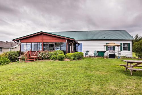 Town of Yates Casa | Lyndonville Home with Fire Pit, Screened Patio and AandC