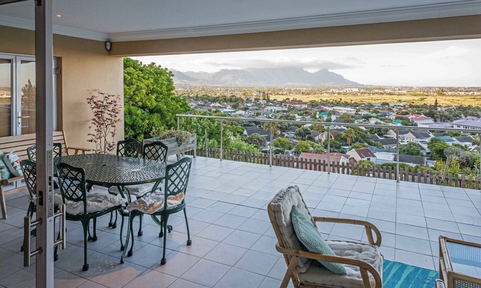 Muizenberg Casa | Lynx Vista está situado en lo alto de las laderas de Lakeside con impresionantes vistas.