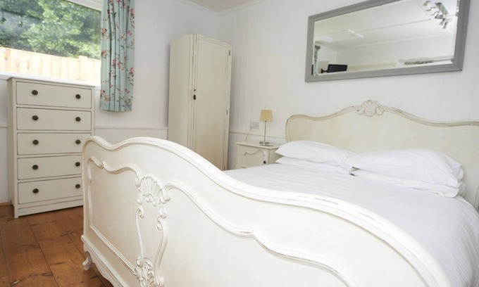 Shanklin Cabina | Lyon Court - The Old Stable - Cabaña de madera para 2 personas, con piscina y jacuzzi privado
