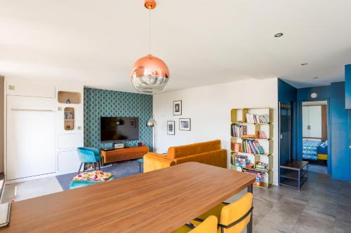 Republique - Tolstoi Apartamento | Lyon Premium - Happy 70's