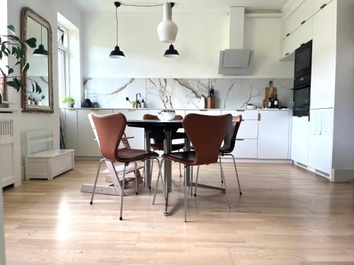 Strandvejen Apartamento | Lys, charmerende, tæt på strand