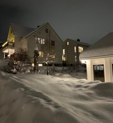 Tromso Apartamento | Lys, koselig og sentrumsnær leilighet i stille villastrøk!