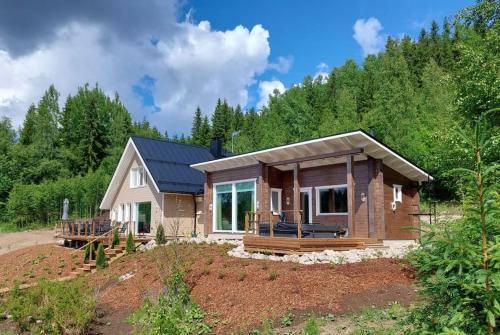 Uurainen Apartamento | Mökki ulkoporealtaalla