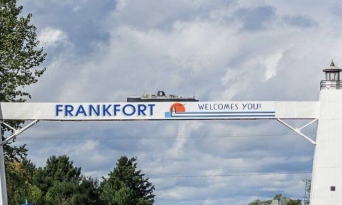 Frankfort Casa | M-22 home, 3 min to Lake Michigan and surrounded by hiking trails!