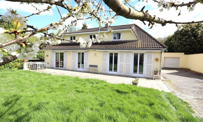 Croissy-Beaubourg Casa | M&A Spacious Country House for 11 Guests, Near Disneyland and Paris,with Parking