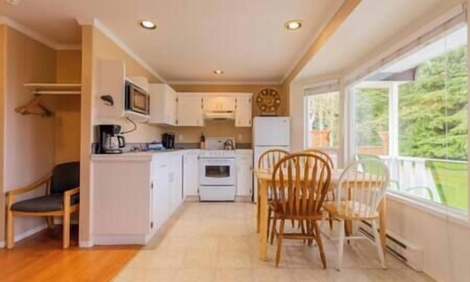 Alert Bay Cabina | (M) Deluxe Double Bedroom Cabin (non pet friendly)