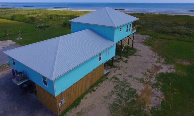 Grand Isle Casa | M & M Camp es una suite de 4 dormitorios frente a la playa con una hermosa vista de la playa