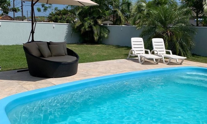 Matinhos Casa | M&M House - Casa com Piscina e Ar Condicionado em Matinhos Para 10 Pessoas