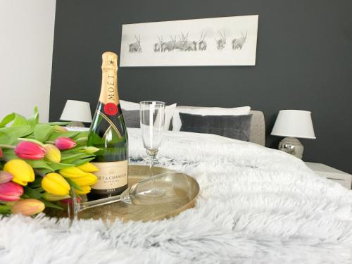 Sudstadt Apartamento | M-Style 01 Apartment mit Terrasse und Gasgrill, 24h Self-Check-In, Free Parking, Netflix