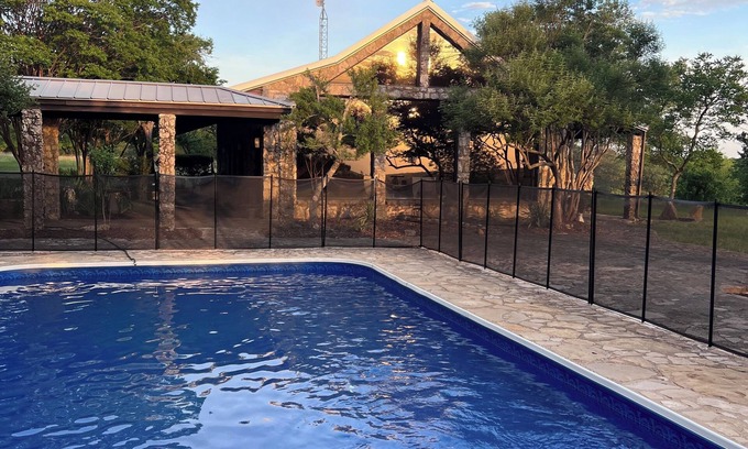 Glen Rose Casa | M'walimu 4 BR w/ Pool, Farm Stay- Flower Farm, Goats, Pigs, Disc Golf!