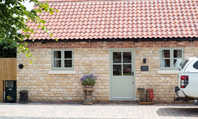 Kirkby Green Casa | MABEL'S COTTAGE, romantic, with hot tub in Metheringham