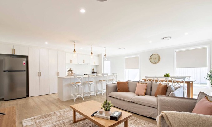 Dubbo Casa | Macintyre - Contemporary Charm, Sleeps 8